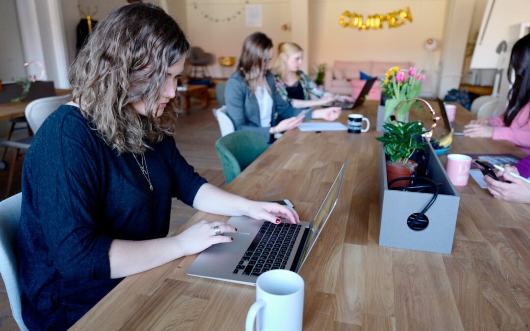 Personnes travaillant ensemble d'un espace de coworking